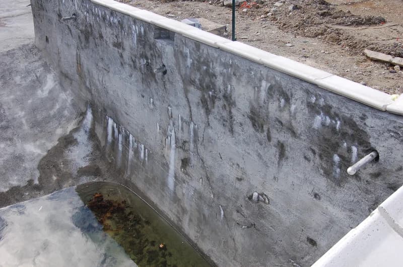 Piscine qui perd de l'eau : évaporation ou fuite?