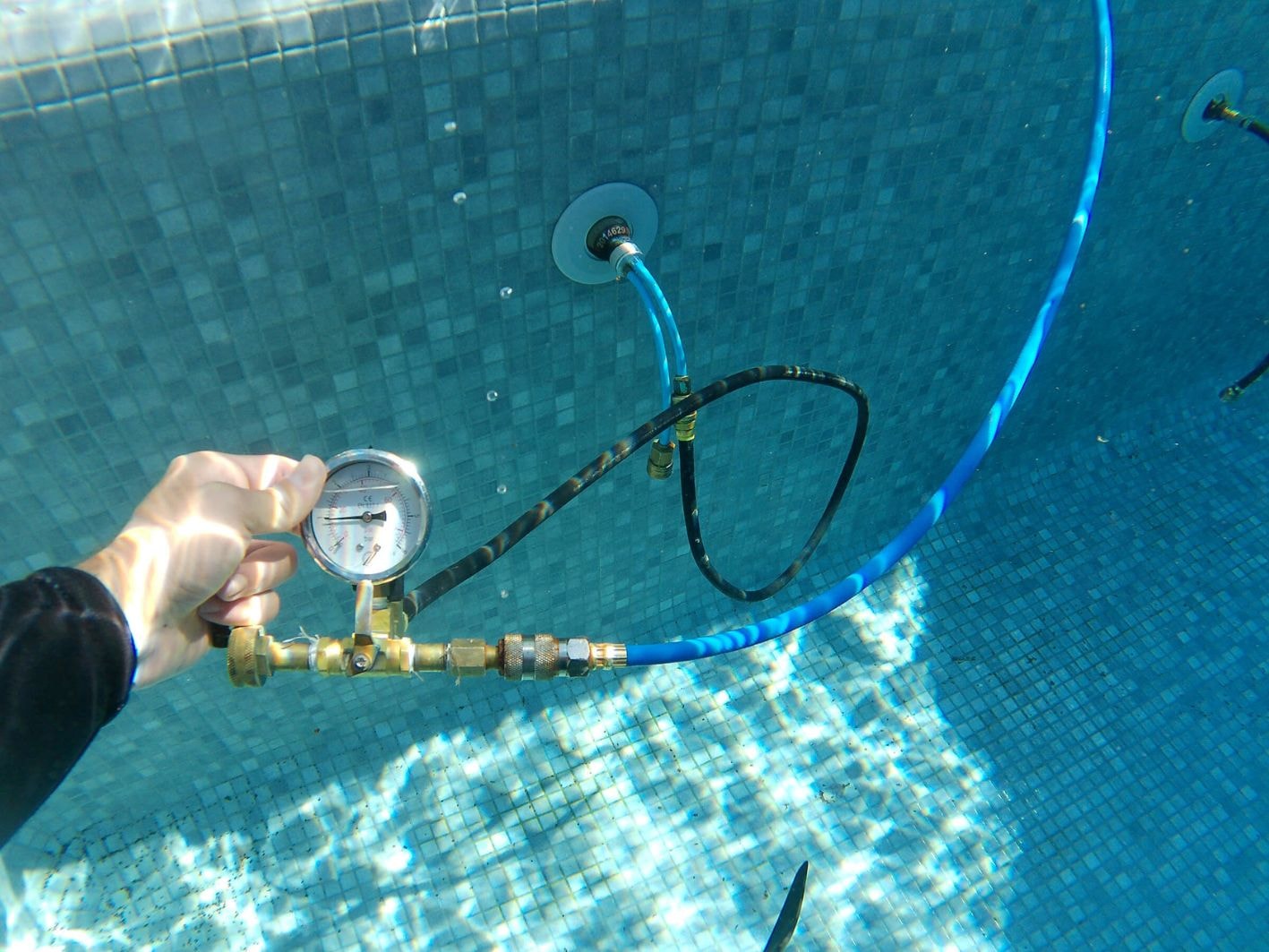 Technicien détectant une fuite de piscine à Marseille